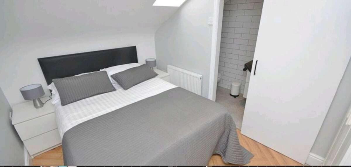 2 Bdr & 1 Bdr Apartments At Queens Uni By Belfast City Breaks Room photo